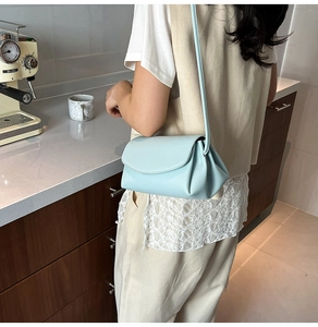 Vue latérale du sac nuage plissé bleu clair porté par un mannequin dans un intérieur