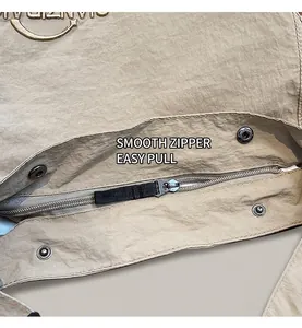 Dettaglio della chiusura a zip e dei quattro bottoni a pressione vintage sulla borsa