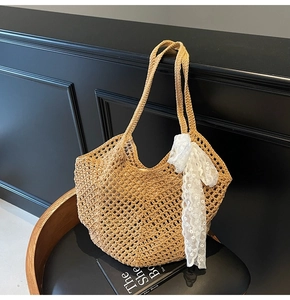 Détail du sac cabas tissé ajouré kaki orné d'un nœud en dentelle blanche pour l'été