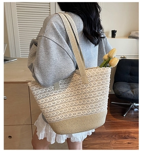 Détail d'un sac cabas en dentelle tressée beige avec motifs au crochet élégants