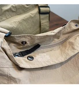 Dettaglio della borsa tote in tela con chiusura magnetica e cerniera lampo scorrevole