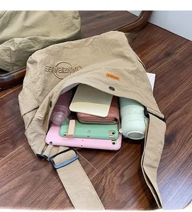 Grande borsa tote kaki che mostra la capacità per tablet, telefono e oggetti quotidiani