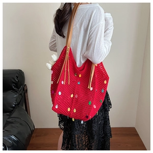 Détail du sac cabas au crochet rouge avec paillettes colorées et longues franges