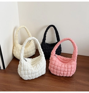 Detalle de bolsos acolchados tipo nube en colores blanco, beige, negro y rosa