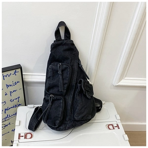 Detailansicht der Denim-Umhängetasche mit funktionellem Multi-Pocket-Utility-Design