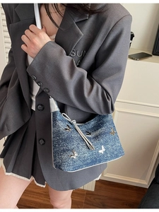 Sac à bandoulière en denim bleu foncé avec papillons argentés et fines lanières en métal