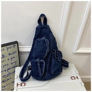 Detailansicht der dunkelblauen Denim-Umhängetasche mit mehreren Taschen und Gurt