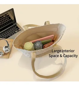 Intérieur spacieux du sac cabas en paille dentelle avec rangement et poche zippée