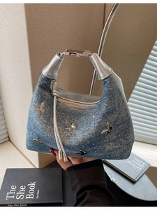 Sac à main en denim bleu clair pailleté avec papillon en métal 3D et poignée argentée