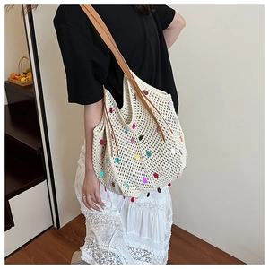 Détail du sac cabas en tricot bohème avec paillettes colorées et bandoulière en cuir