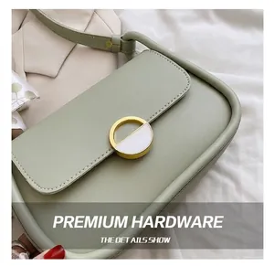 Gros plan détaillé de la boucle dorée sur un sac à bandoulière selle vert menthe chic