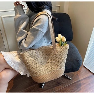 Détail du grand sac cabas en paille avec tissage en dentelle et textures naturelles