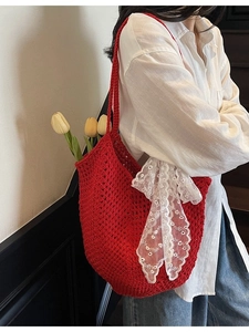 Sac fourre-tout rouge au crochet avec nœud en dentelle et détail de tulipe en situation