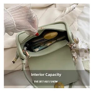 Vue intérieure du sac selle vert montrant la capacité pour téléphone et cosmétiques