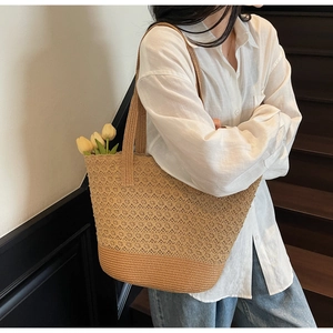 Détail du sac cabas en paille tissé à la main avec texture dentelle et intérieur spacieux