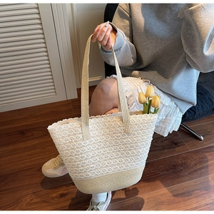 Détail du grand sac cabas en dentelle et paille avec bandoulière et décor tulipe