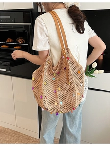Grand sac cabas en paille beige avec sequins colorés et bandoulière en cuir marron chic