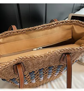 Détail de la fermeture éclair en métal et de la doublure kaki du sac cabas en paille