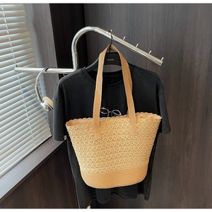 Détail du tissage de dentelle florale creuse et texture de paille naturelle du grand sac