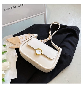 Détail d'un sac besace blanc avec foulard floral sur l'anse et boucle à anneau doré chic