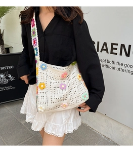 Detailansicht der weißen Häkeltasche mit bunten 3D-gestrickten Blumenapplikationen