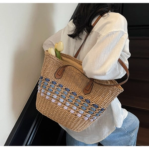 Sac cabas en paille avec motif ajouré dégradé violet porté à l'épaule par un mannequin