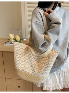 Sac fourre-tout en dentelle florale beige avec base en paille pour les vacances à la mer
