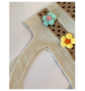 Gros plan du sac cabas au crochet avec fleurs 3D et détails de tissage artisanal