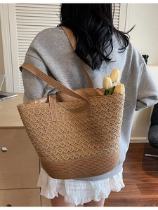 Grand sac cabas en paille tissé à la main avec détails en dentelle pour vacances de plage