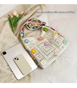 Weiße handgewebte Sonnenblumen-Tasche mit Handy und iPad zum Größenvergleich