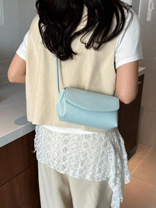 Petit sac carré bandoulière en cuir bleu clair texturé avec rabat élégant pour femme