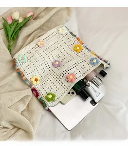 Detail der hohlen Stricktasche mit 3D-Häkelblumen und großem Stauraum für Zubehör