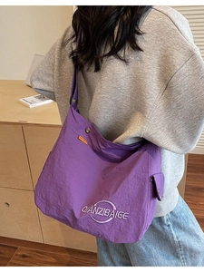 Borsa tote grande viola in tela con tracolla e logo ricamato per donna