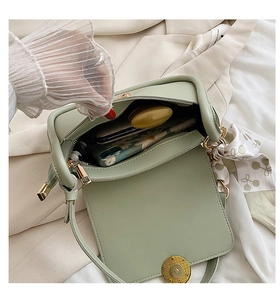 Vue détaillée de l'intérieur du sac selle vert menthe avec téléphone et poudrier