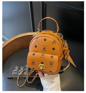Details des braunen Mini-Rucksacks mit Bärenmuster und goldener Kettenriemen