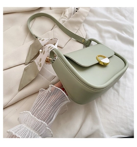 Détail du sac selle vert menthe avec boucle dorée et décor de foulard en soie