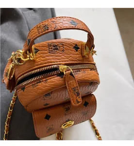 Detailaufnahme des glatten goldfarbenen Reißverschlusses am braunen Mini-Rucksack aus PU