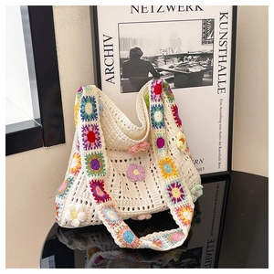 Detail der Boho-Häkel-Einkaufstasche mit bunten Granny-Squares und 3D-Blumen-Stickereien