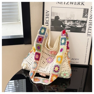 Detailansicht der bunten Häkelblumenmuster auf einer gestrickten Tote-Schultertasche