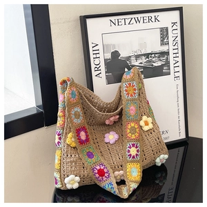 Detailansicht der Boho-Häkeltasche mit bunten Granny Squares und 3D-Blumenelementen