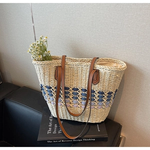 Détail d'un sac cabas en paille bohème avec fleurs de camomille et anses en similicuir