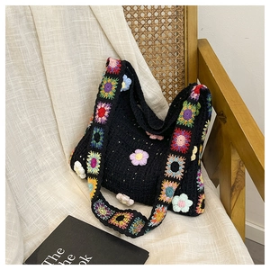 Detail einer handgehäkelten Retro-Tragetasche mit 3D-Blumen und buntem Boho-Trageriemen
