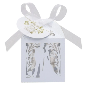 Boîte à bonbons de mariage découpée au laser avec silhouettes de mariés et ruban blanc