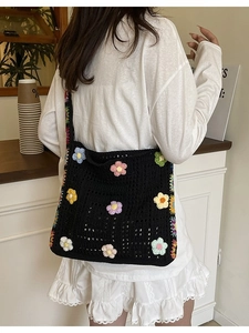 Schwarze Häkeltasche im Lazy Style mit bunten 3D-Strickblumen und langen Schultergurten