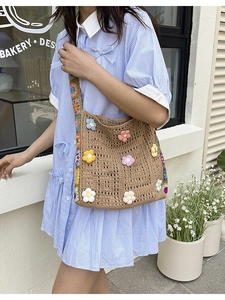 Schicke Oversize-Stricktasche mit bunten 3D-Häkelblumen und breitem Schultergurt