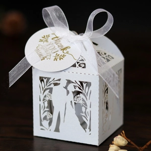 Boîtes de Mariage Découpe Laser Papier Perlé Creux Mariés Boîte à Bonbons Avec Ruban Étiquette Cadeau de Fête