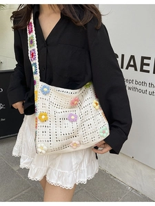 Handgefertigte Häkeltasche mit bunten Blumenmustern und hohler Strickstruktur