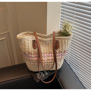 Gros plan détaillé d'un sac cabas en paille tissé à la main avec motifs colorés