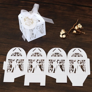Détail de la boîte à bonbons de mariage découpée au laser avec échantillon et pièces