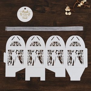 Détail de la boîte de mariage blanche découpée au laser avec ruban et étiquette